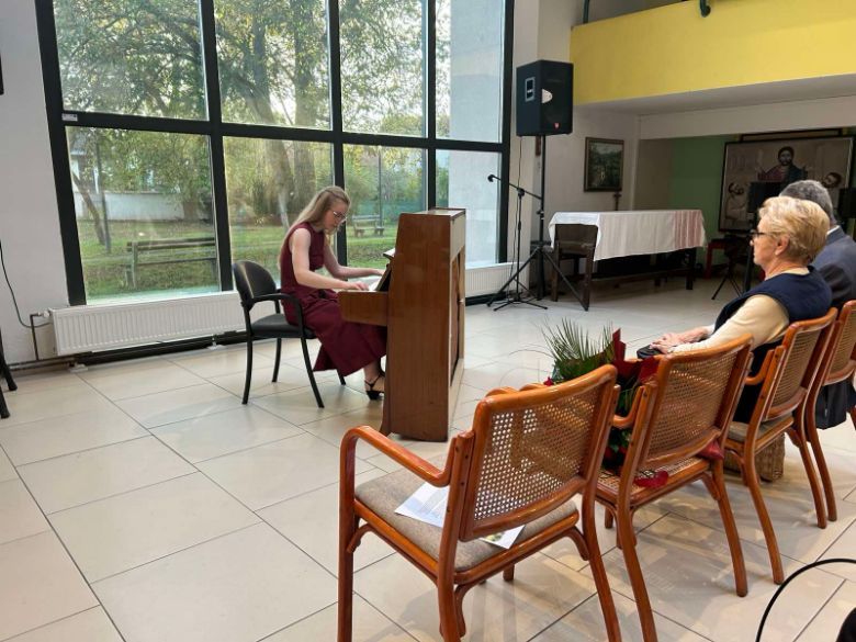 Koncert pijanistice Kristine Vertušek i posjet školske djece korisnicima Doma
