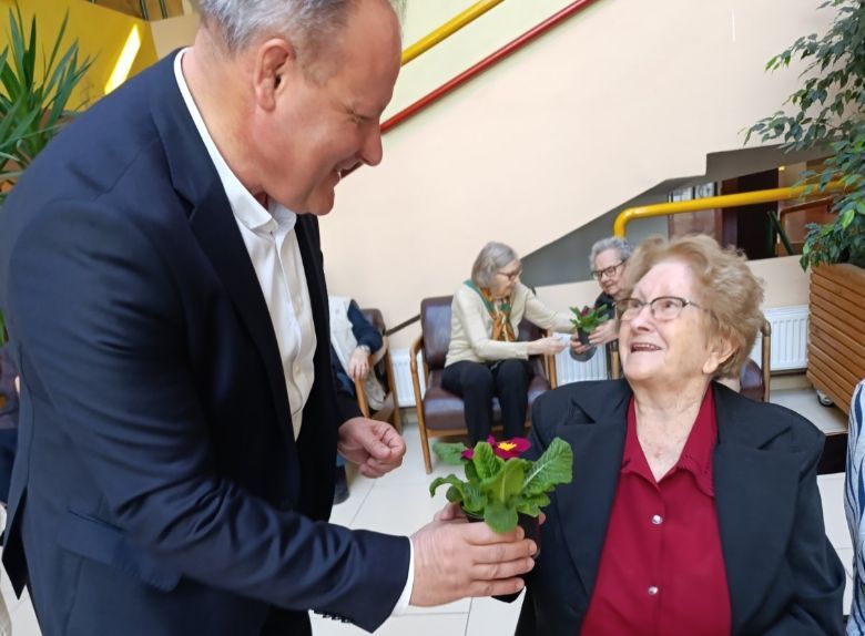 Dan žena obilježen u Domu za starije i nemoćne osobe Varaždin, svakoj korisnici poklonjen jaglac